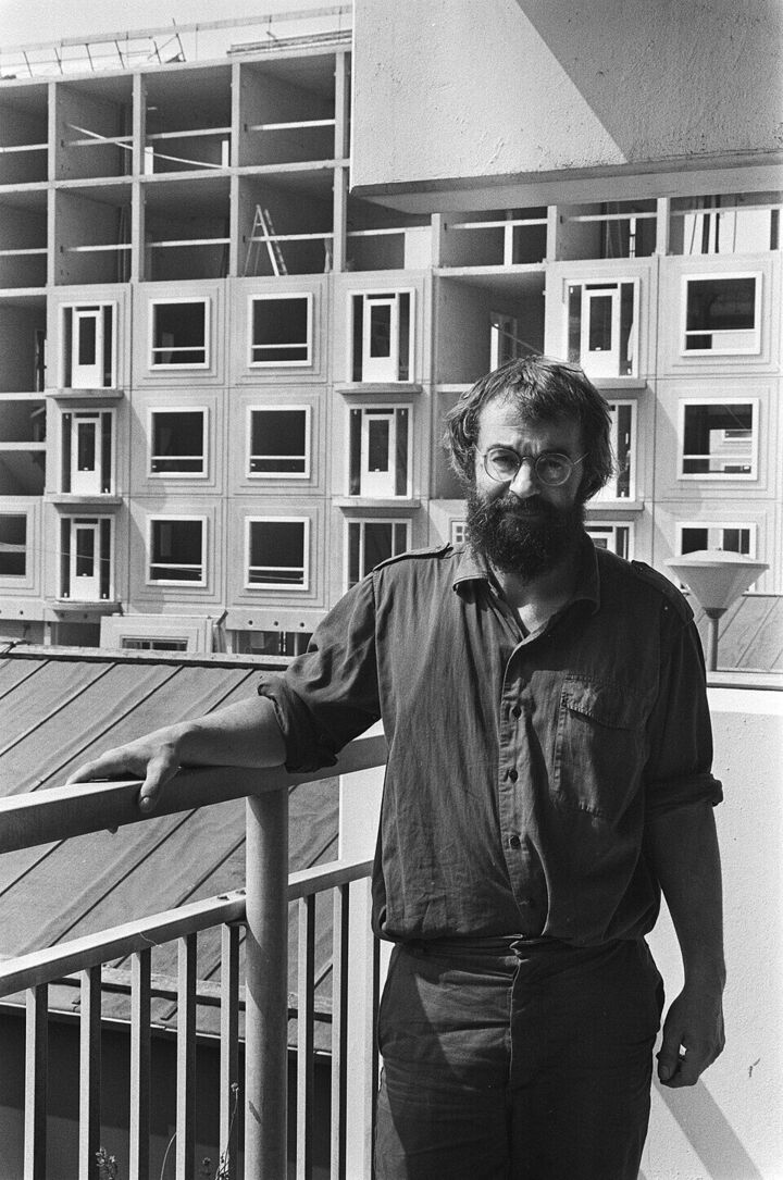 Roel van Duijn op het balkon van zijn flat in de Bijlmer